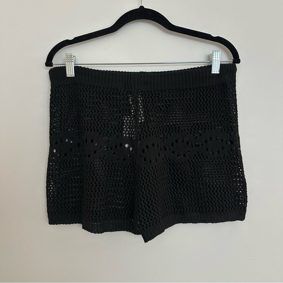 NWT It's What's Inside Black Cover-Up Shorts Black Crochet Beach Shorts L - Picture 6 of 7
